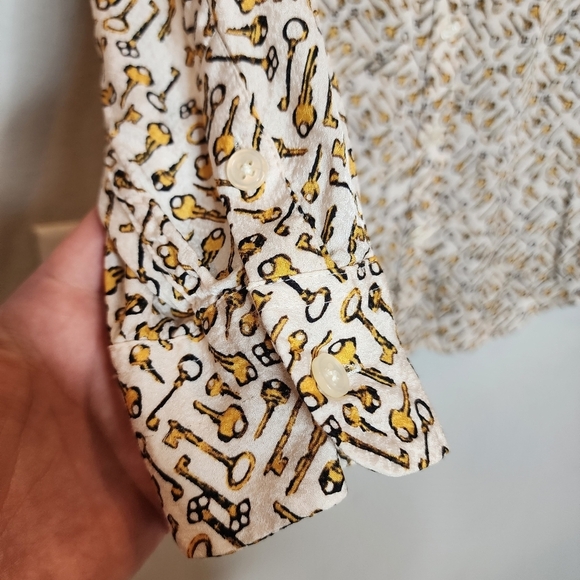 Chico's Keys Allover Print long-sleeve button down. Viscose. Chico's 0 (size 4) - Picture 11 of 16